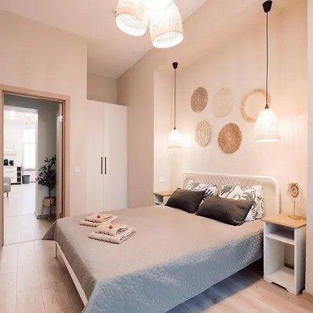 Harmony Apartment/9 Guests/ 4 Bedroom / Old Town Apartment *