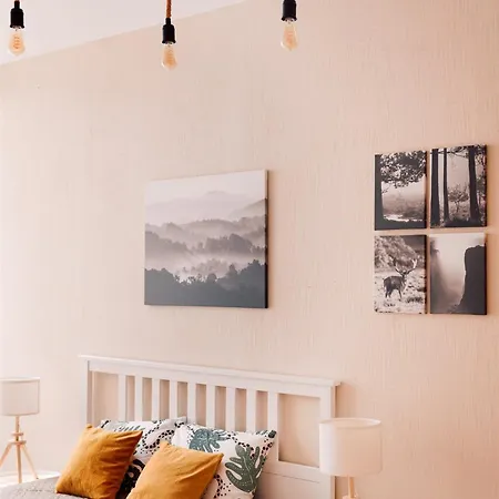 Harmony Apartment/9 Guests/ 4 Bedroom / Old Town Apartment *