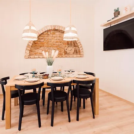 Harmony Apartment/9 Guests/ 4 Bedroom / Old Town Apartment *